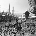 Reise zu den Sepharden, Im Bazar von Sarajevo, 1999

Digital Print auf Baryt Paper, ca. 45 x 45 cm, in Rahmen ca. 50 x 50 cm
Unikat, rückseitig signiert, datiert

AUSRUFPREIS: 450.-